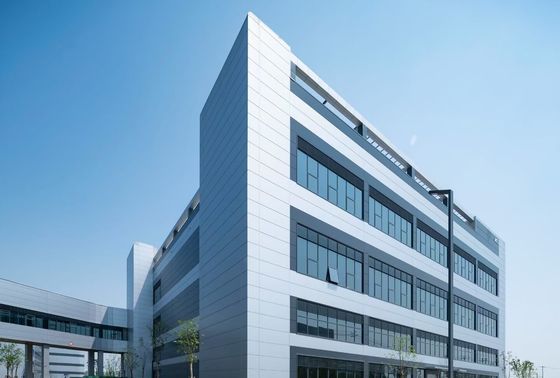 انبار ساختمانی فولادی صنعتی با درب رول اپ و سیستم پوشش چوب سنگی ضد آتش