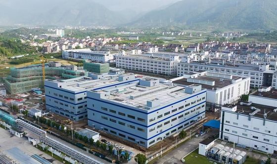 انبار فولادی پیش‌ساخته با طراحی مدرن و ناودانی استیل بادوام