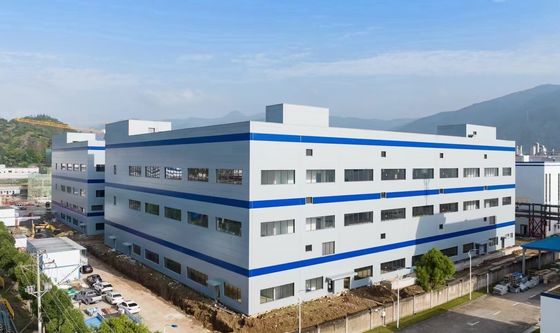 انبار فولادی پیش‌ساخته با طراحی مدرن و ناودانی استیل بادوام