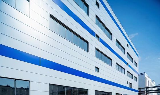 انبار فولادی پیش‌ساخته با طراحی مدرن و ناودانی استیل بادوام