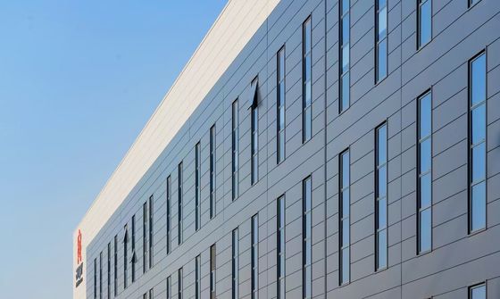 انبار ساختمانی فولادی صنعتی با درب رول اپ و سیستم پوشش چوب سنگی ضد آتش